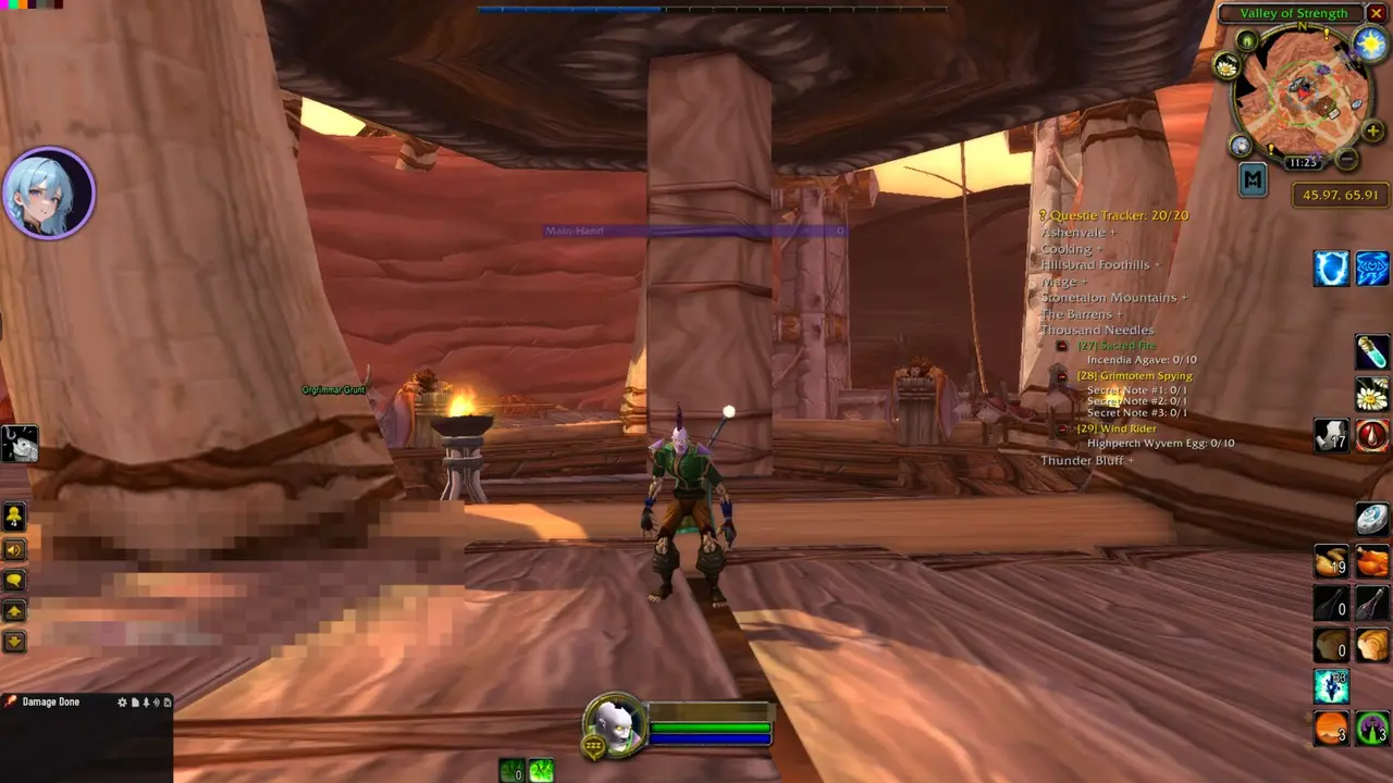 Orgrimmar im Abendlicht. Oben links ein kleines rundes Portrait von Lyra in einem violetten Ring, ruhige Miene, keine Sprechblase. Die übrige Spieloberfläche ist unverändert.