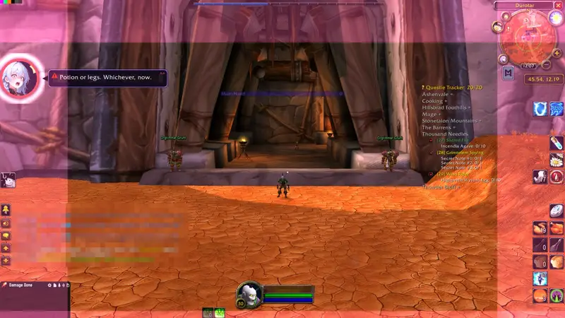 Durotar vor dem Tor von Orgrimmar. Am ganzen Bildschirmrand liegt ein violettes Glühen. Links oben Lyras Portrait mit erschrockener Miene, daneben eine Sprechblase mit rotem Rand und Warndreieck: „Potion or legs. Whichever, now.“