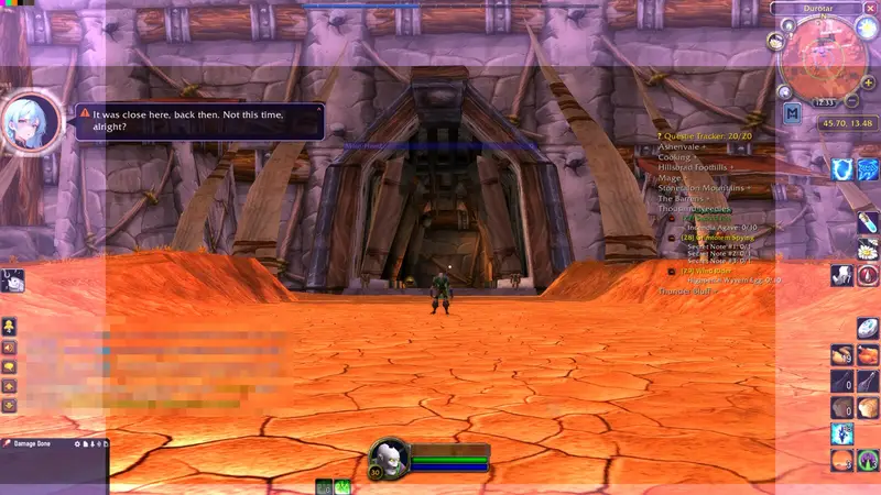 Durotar am Tor von Orgrimmar. Lyras Portrait links oben, ruhige Miene, daneben eine Sprechblase: „It was close here, back then. Not this time, alright?“