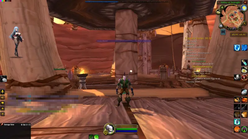 Dieselbe Stelle in Orgrimmar wie im ersten Bild, nur steht Lyra jetzt als ganze Figur am linken Bildrand statt als rundes Portrait. Ruhige Haltung, keine Sprechblase.